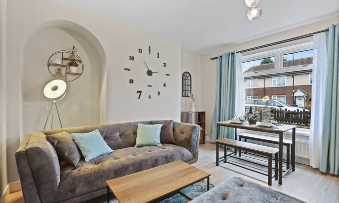 Newcastle-upon-Tyne Casa | Equipped & Cozy: Fast WiFi, Smart TV, Full Kitchen
