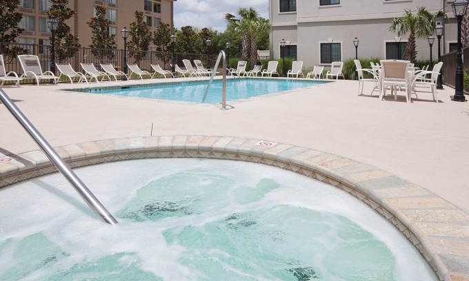 Lafayette Condominio | Equipped King Suite | Free Daily Breakfast, Outdoor Pool + Hot Tub Access