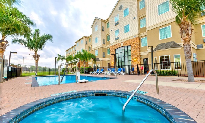 Brownsville Condominio | Suite King Equipada | Desayuno diario gratuito, piscina al aire libre + centro de negocios