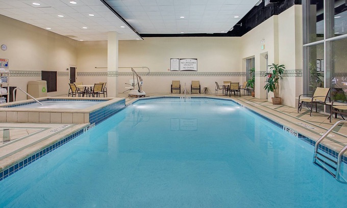 Downtown Chattanooga Condominio | Suite equipada en el centro de Chattanooga | Desayuno gratis + acceso a la piscina