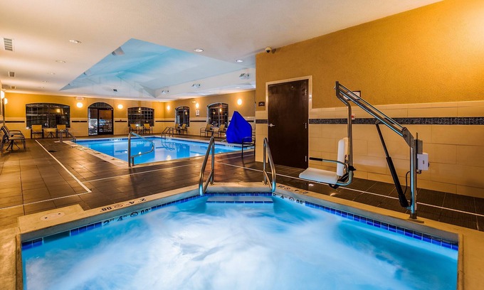 Bismarck Condominio | Suite equipada con espacio para conferencias | Desayuno diario gratuito + piscina cubierta