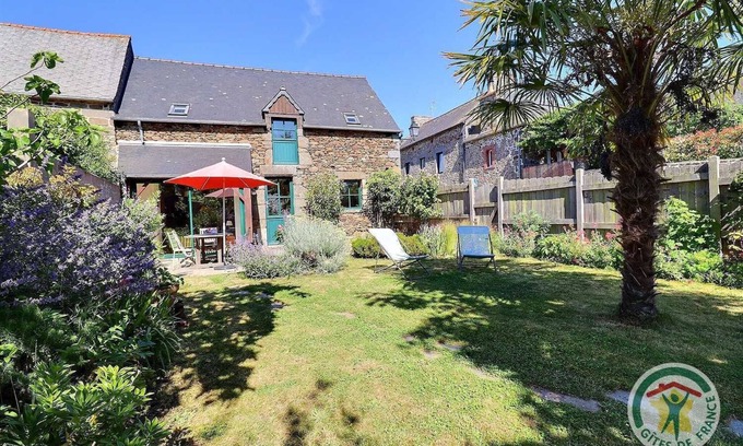 La Ville-es-Nonais Casa | Ernestine's House