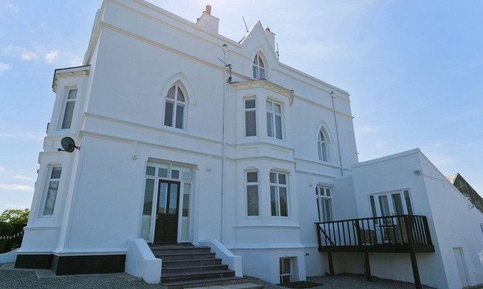 Menai Bridge Apartamento | Eryl Mor - a coastal that sleeps 14 guests in 7 bedrooms