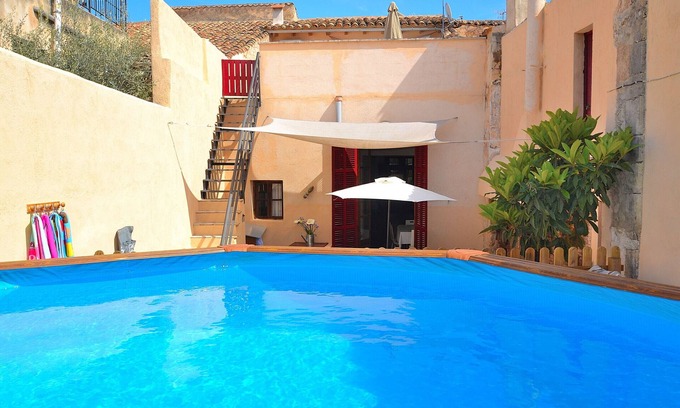 Petra Chalet De Esquí | Es Forn 229 acogedora casa de pueblo con piscina privada, terraza y WiFi