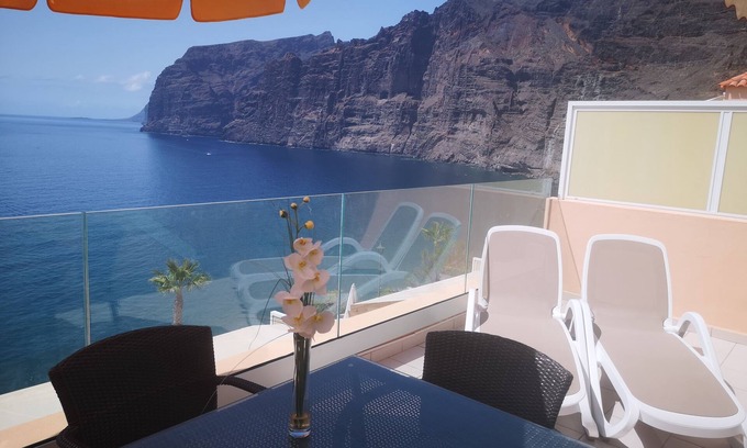 Los Gigantes Apartamento | SPECTACULAR SUNNY APARTMENT WITH WIFI, POOL, PANORAMIC CLIFF & SEA VIEWS.