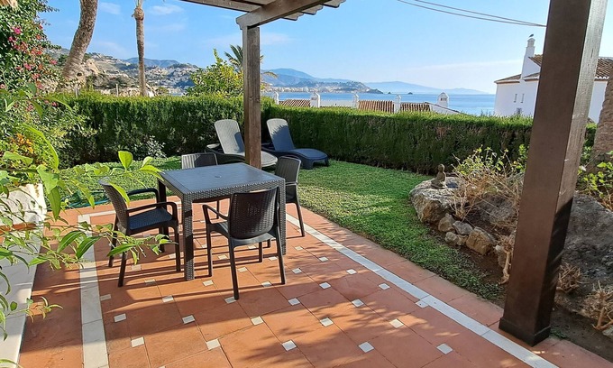 Almunecar Apartamento | Apartamento tranquilo con un gran patio trasero, cerca del puerto y la playa.