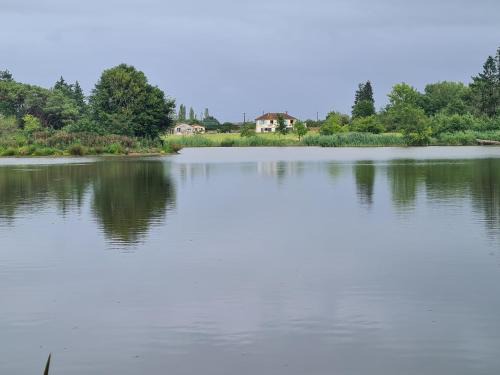 Belabre Casa | Escapade Nature : Maison et Lofts Privés avec Piscine, Étang de Pêche et Grandes Terrasses - FR-1-591-365
