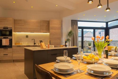 York Casa | Escape 2 Unwind At The Parade, Accommodates 10