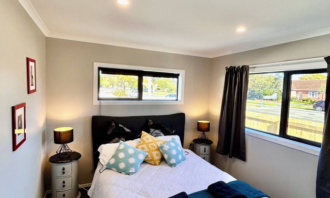 Palmerston North Casa | Escape on Esplanade: (Cozy 2-Bedroom Home near Park & Pool.