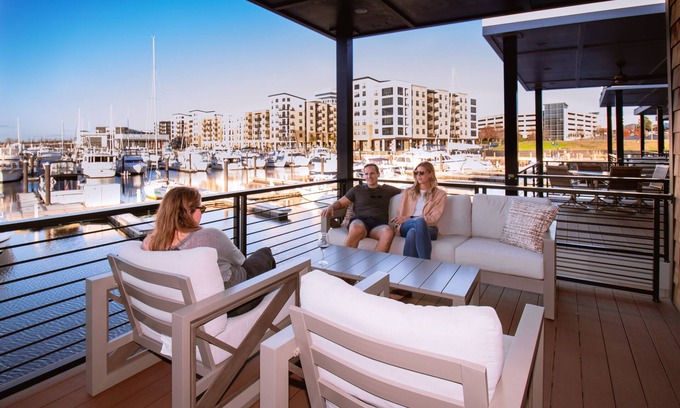 River District Apartamento | Escape at The Cove - Luxury Floating Villa in Downtown Wilmington