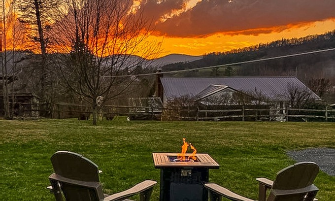 West Jefferson Cabina | Escape the Everyday - Find Peace in the High-Country This Sept @PetiteRetreat