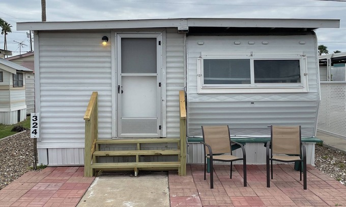 Weslaco Casa | Escape The Stress at Magoo's Magic Valley pet's ok! Cozy 1/1 house in RV resort!