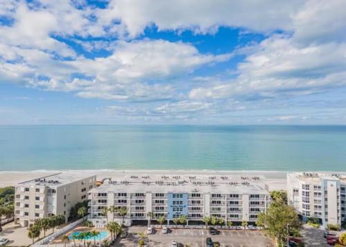 Indian Shores Apartamento | Escape the Winter in Indian Shores! Beachside Condo with Heated Pool & Walkable to Restaurants!