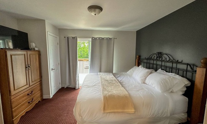 Collingwood Casa | Escape to a 2 bdrm home in quiet area w/ full kitchen, private patio w/BBQ