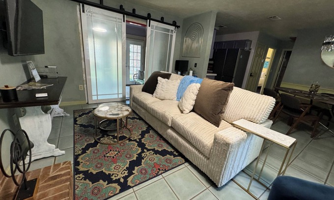 Tougaloo Casa | Escape to a Blissful Townhouse of Vibrant Colors