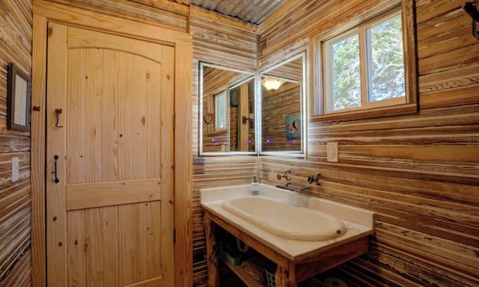 Canyon Lake Cabina | Escape to a peaceful retreat close to Canyon Lake Guadalupe River New Braunfels
