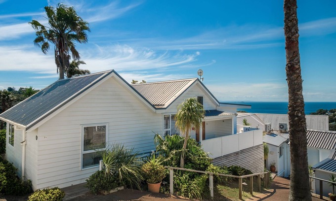 Ostend Apartamento | Escape to a serene hillside retreat in the heart of Palm Beach.