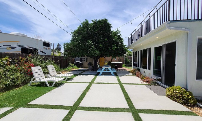 North Hollywood Casa | Escape to a Stylish-Villa in North Hollywood with private garden & jacuzzi