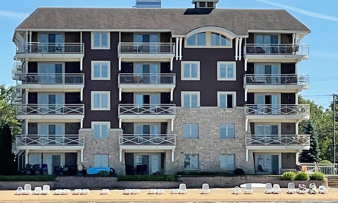 Traverse City Condominio | Escape to Beachy Paradise in Stylish 2 Bedroom, 3 Bathroom Condo on the Water!
