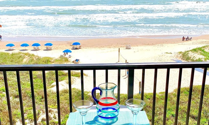 South Padre Island Condominio | ESCAPE AHORA a Bright, recientemente remodelado, condominio frente a la playa con balcón, piscina, jacuzzi