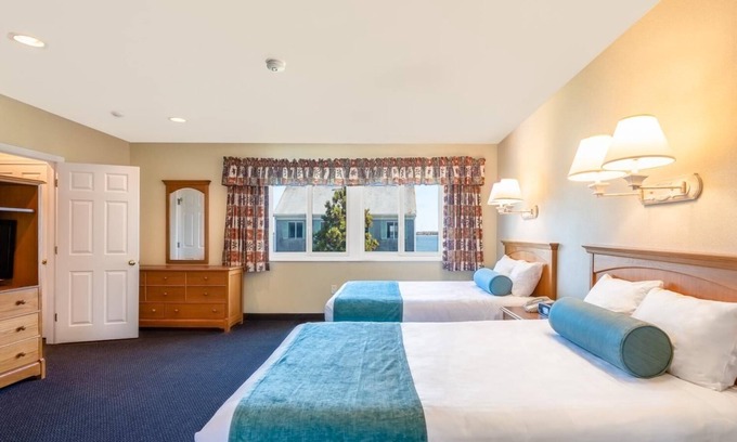 West Yarmouth Apartamento | Escape to Cozy 2BR Townhouse with Yoga Classes, Sun Umbrellas & More
