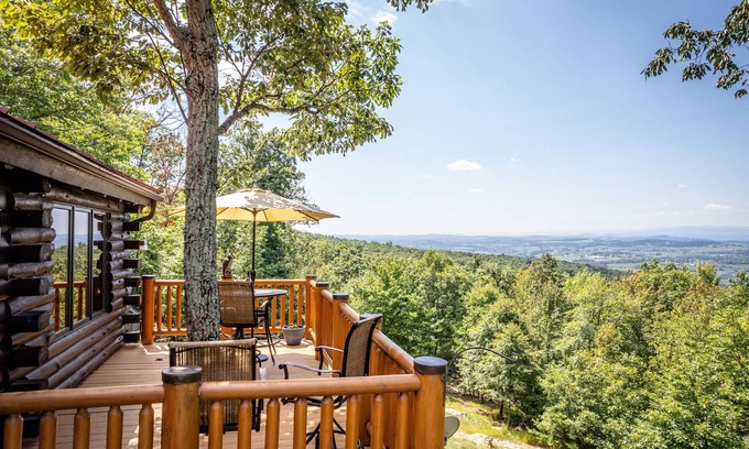 New Market Casa | Escape to Cozy Luxury in This Mountain Log Retreat