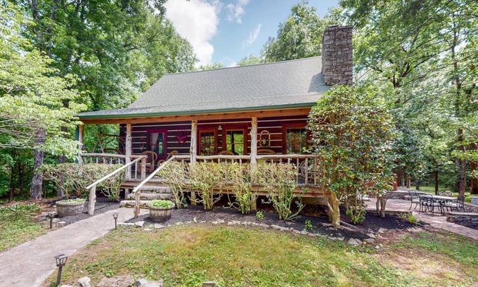 Mount Juliet Cabina | Escape to Oakwood Hideaway: Cozy Cabin w/HotTub on 18 Acres near Nashville!