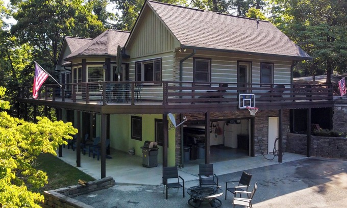 Ingles Casa | Escape to our cozy lakeview cabin with modern amenities, spacious decks and serene surroundinngs.