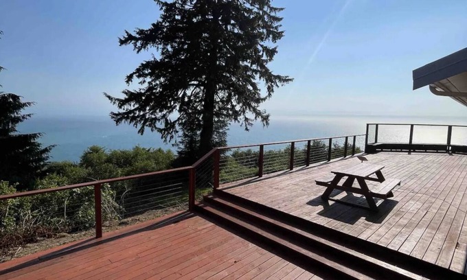 Klamath Casa | Escape to our spacious 4 bed 2-bath house with stunning ocean and river views