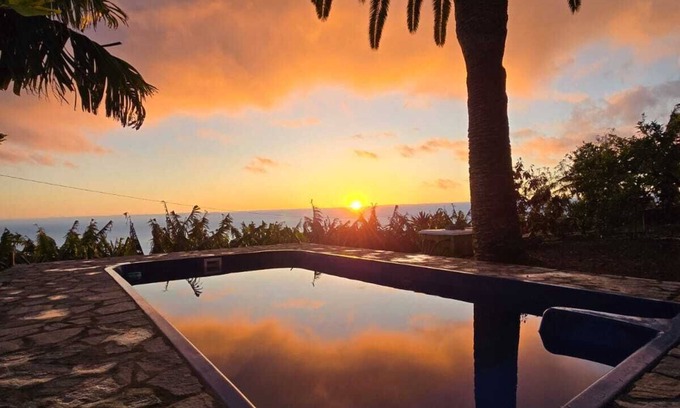 Tijarafe Cabaña | El lugar para el descanso. Casa íntima entre plataneras con piscina privada