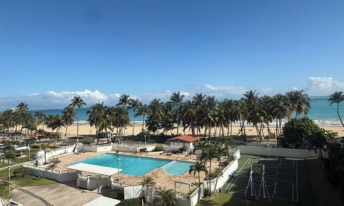 Isla Verde Condominio | Escápate al Paraíso: Apartamento Frente al Mar en Isla Verde, Puerto Rico.