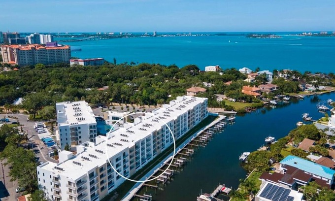 Central Sarasota Condominio | Escape to Paradise: Charming 2BR Condo, Sarasota Bay - Serenity Meets City Vibes