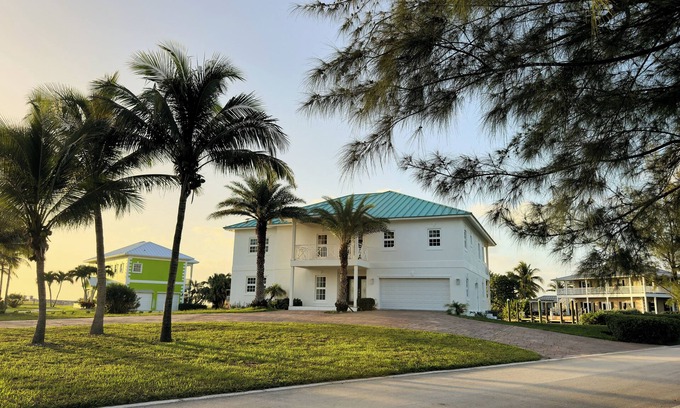 West End Casa | New Renovated Spacious 5-bedroom house Gardenia Villa West End