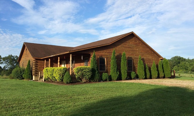 Bourbon Cabina | Escape to PARADISE on 10 sprawling acres in which to do anything you please!