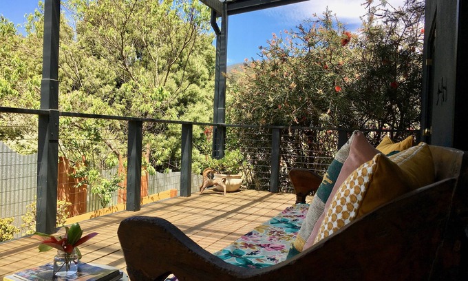 Warburton Casa | Un fuego abierto, un gran baño y vistas a las montañas brumosas.