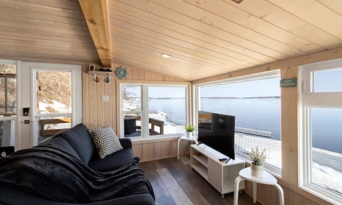 Grondines Cabaña | Waterfront Loft with Hot Tub, BBQ and Fire Pit