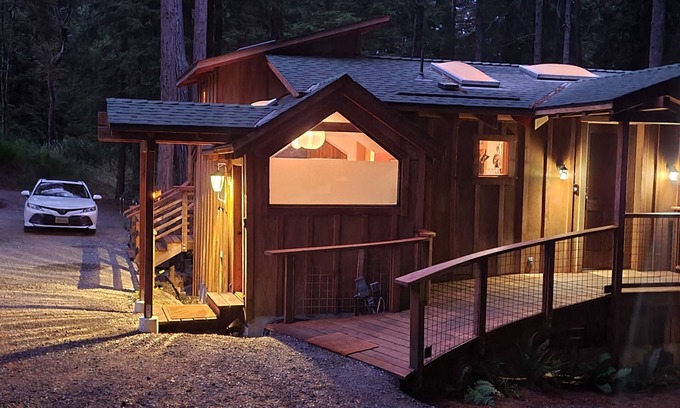 Little River Cabina | Escape to Serenity: Cozy Romantic Cabin Retreat in the Heart of the Redwoods