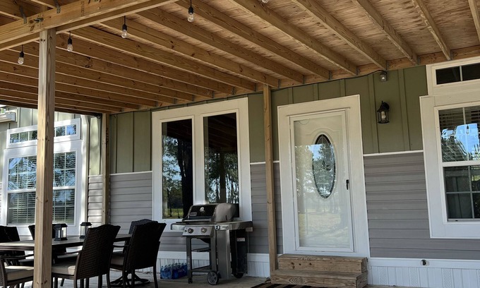 Charlton County Cabina | Escape to serenity: Lodge Rental on a beautiful working cattle farm!