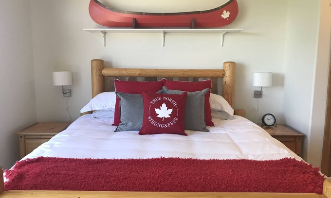 East Kootenay Casa | Escape to the Canadiana Cabin, True Ski In/Ski Out with Private Hot Tub
