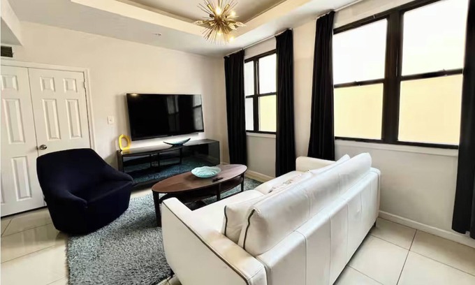 Center City Apartamento | Escape to the City in this wonderful 2bd Apt steps from Convention Center!