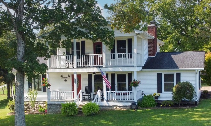 Dickson County Otro | Escape to the countryside with the Farmhouse at Carmels Landing!