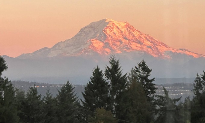 Edgewood Casa | "Escape to the EDGEVUE Loft with a Mt. Rainier view & Private putting Green!"