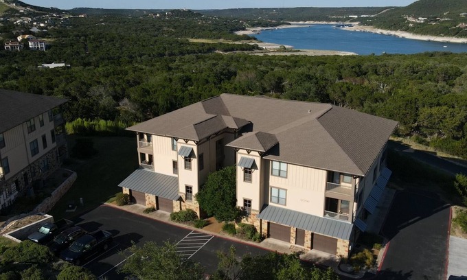 Leander Condominio | Escape To The Hollows on Lake Travis/ golf card provided