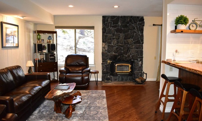 Mammoth Lakes Condominio | Escápese a esta unidad recientemente remodelada # 189, a pasos del servicio de transporte gratuito