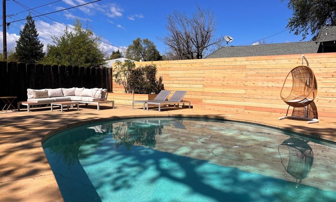 Kutras Casa | Escápate a esta casa de 3 dormitorios en Redding con piscina al aire libre y spa