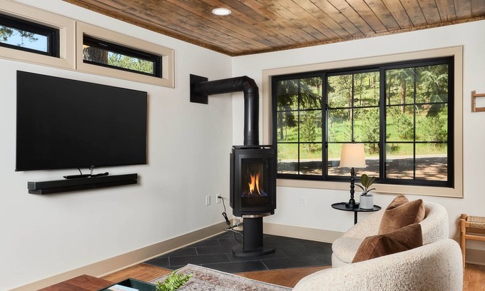 Cascade Cabina | Serene Riverhouse Getaway: Outdoor Shower, Hot Tub, & Cozy Fire Pit