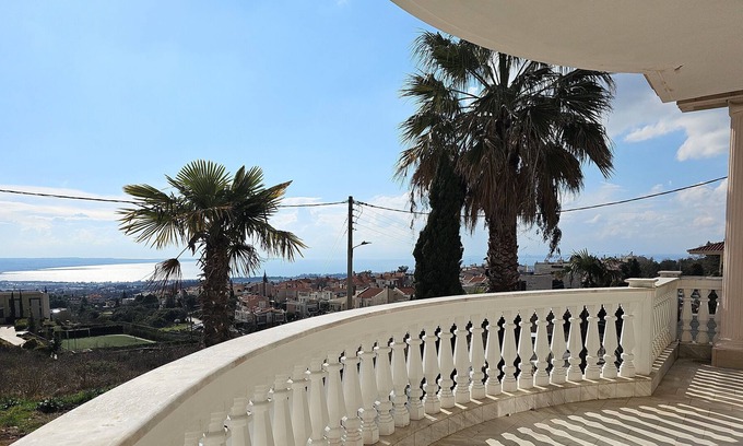 Panorama Villa | ¡Escápese a Villa Panorama y disfrute del encanto clásico con impresionantes vistas al mar!