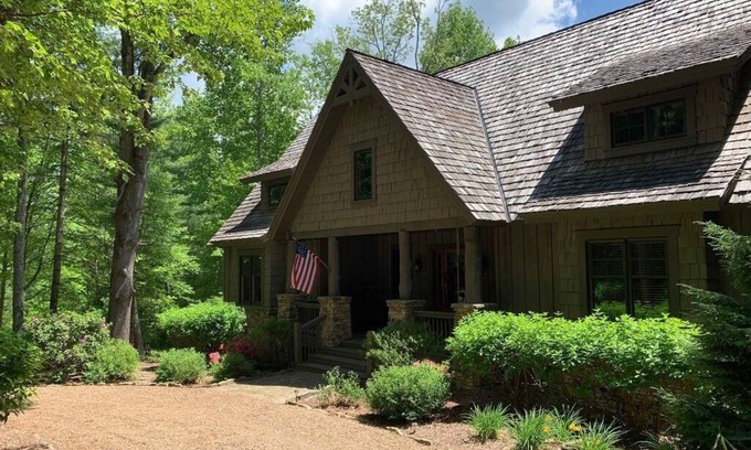 Highlands Casa | Escape to your cozy Cashiers retreat, just a hop away from Lake Glenville