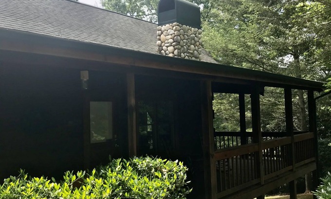 Gatlinburg - Pigeon Forge Cabina | Escape to Your Private Getaway at Tucked Away Cabin in Beautiful Sky Harbor!