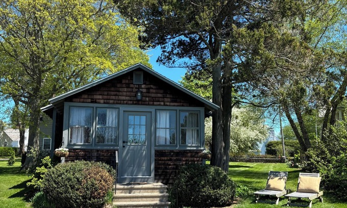 Clinton Casa | Escape to Your Tranquil Seaside Retreat at Clinton Beach Bungalows: Bungalow 1
